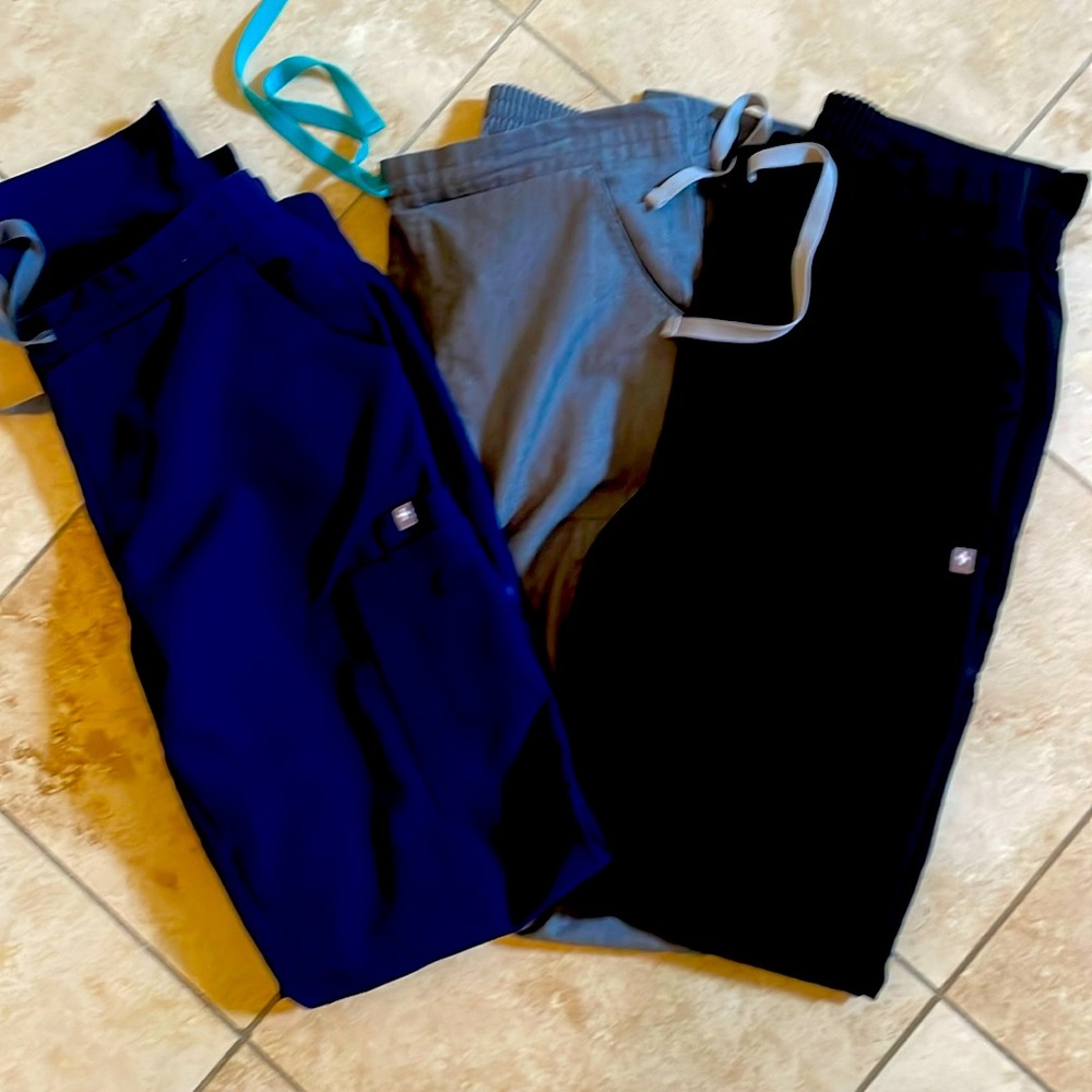 Figs S/T Yolo pant in core colors:  Navy, Graphite & Black